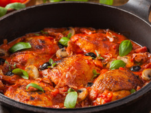 Você já comeu frango à caçadora? Receita italiana é perfeita para o dia a dia e até para ocasiões especiais