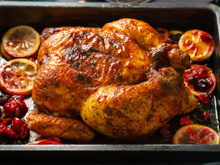 O frango assado mais fácil e rápido do mundo fica pronto para assar em cinco minutos com apenas dois ingredientes e um forno frio