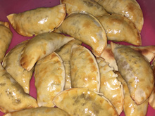 Pastel de carne com queijo assado