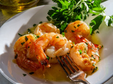 Camarões ao alho com um toque extra de sabor, a receita para saborear sem gastar muito com frutos do mar