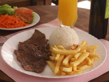 Contra filé com batata frita