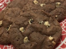 Cookie de chocolate com pedaços de chocolate