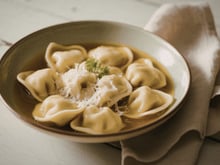 Nem sopa de legumes, nem caldo verde: minha família italiana sempre faz Capeletti in Brodo, receita clássica, quentinha e fácil de preparar