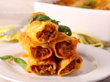 Canelone de massa de lasanha é a receita que você precisa para um jantar barato e que só suja uma travessa