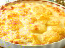 Esse acompanhamento gratinado que aprendi com a minha mãe vai bem com carne ou frango (eu gosto até puro!)