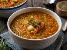 Receita fácil de lentilha que sacia e equilibra o humor: aprenda a preparar essa delícia nutritiva