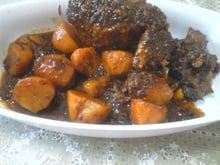 Carne assada com batatas douradas