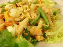 Salada de macarrão e peito de peru