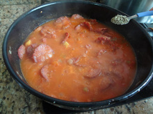 Salsichão ao molho vermelho