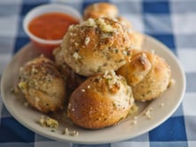 Pão de alho SEM SOVAR: faça essa receita no liquidificador e tenha mais praticidade no churrasco