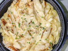 Fácil, rápido e muito delicioso para o almoço de domingo: macarrão cremoso com isca de frango (ou carne!) simples de fazer e delicioso