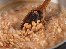 Esses são os alimentos que não podem ser cozidos junto com feijão e você não faz ideia