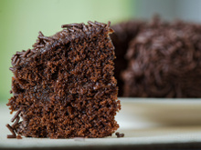 Bolo de chocolate sem manteiga: confira a receita prática