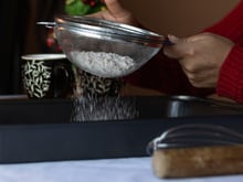 Pare de untar forma com farinha: com essa mistura especial você deixa a casquinha de qualquer bolo muito mais deliciosa