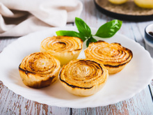 Você nunca comeu uma cebola preparada desse jeito: manteiga, água e mel, direto ao forno!