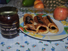 Panqueca de maçã com geléia de amora