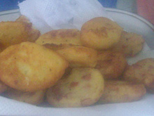 Bolinho de arroz recheado de salsicha e batata