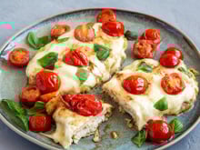 Chega de frango sem graça na frigideira: esse filé de frango caprese é suculento e muito fácil de fazer