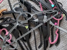 Se você tem cabides velhos, não jogue fora, você tem um tesouro: veja como usá-los na decoração de casa