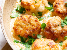 Sempre faço essa almôndega de frango suculenta quando quero variar o cardápio: receita rápida e deliciosa