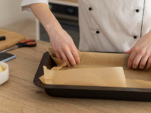 Por que chefs do mundo todo umedecem o papel manteiga antes de usá-lo na cozinha?