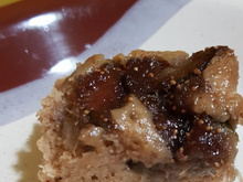Bolo de mel com figos caramelizados