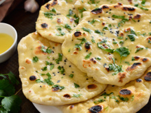 Pão nuvem de ervas na frigideira: o lanche fofinho que fica pronto em minutos