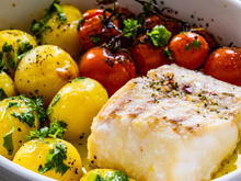 Tilápia assada com batatas, o prato econômico de peixe assado para fazer sucesso em família