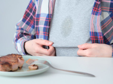Fiz e deu certo: misture esses dois produtos de limpeza para remover manchas antigas de óleo da roupa