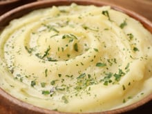 Os chefs concordam: "Um purê de batatas mais cremoso não exige mais manteiga, mas sim uma técnica de amassamento diferente."