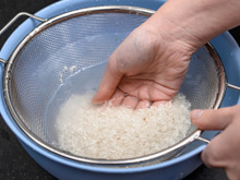As embalagens dizem que não precisa lavar o arroz, mas os chefs discordam! Afinal, é melhor lavar ou não?
