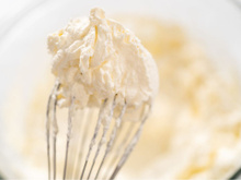 Como fazer chantilly com creme de leite sem errar: versão caseira é perfeita para o preparo das suas sobremesas