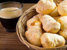 Café cremoso com pão de queijo de frigideira: 2 receitas simples para fazer um café da manhã em 15 minutos