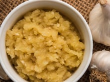 Pasta de alho dura por meses na geladeira com esse truque simples do TudoGostoso