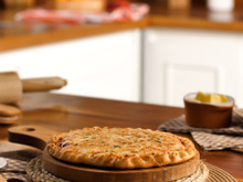 Pizza de pão de alho na frigideira 