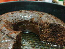 Bolo integral de cacau e aveia com calda de mel