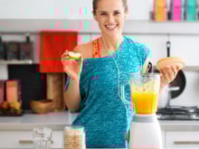 É isso que acontece com o seu corpo se você toma vitamina de maçã com aveia com estômago vazio