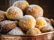 Bolinho de chuva com doce de leite