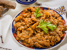 Essa salada marroquina com 4 ingredientes finalmente dará sabor às suas abobrinhas!