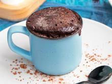 Brownie de caneca é perfeito para quem mora sozinho e quer uma sobremesa individual que fica pronta em poucos minutos!