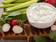 Pronto em 2 minutos: molho cremoso de iogurte rápido e versátil com apenas 4 ingredientes