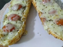 Baguete recheada com bacon e queijo