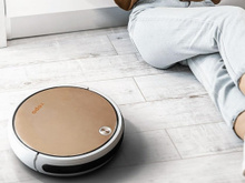 Esse aspirador de pó robô  que varre, aspira e passa pano está com R$ 500 de desconto na Black Friday!