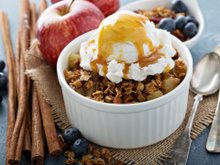 Sobremesa express: crumble de maçã macio e crocante no micro-ondas pronto em 3 minutos