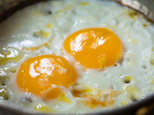 O ingrediente enlatado que leva os ovos fritos a outro nível