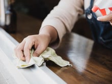 Diga adeus às janelas imundas: dica inacreditável limpa os trilhos em segundos