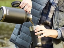 Garrafa Growler Coleman de 1,9L entra em oferta e mantém bebidas geladas por até 76 horas