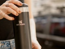 A Stanley que cabe na bolsa: garrafa térmica AeroLight está com 40% de desconto na Amazon
