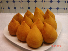 Coxinha com massa de farinha e batata