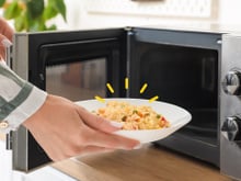 Você sabia que pode cozinhar arroz no micro-ondas em menos de 10 minutos? Essa é a única maneira de fazer isso direito